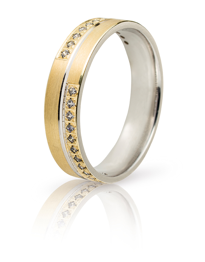 Wedding ring made of yellow and white gold 5mm with matte and polished surfaces decorated with white zircons.