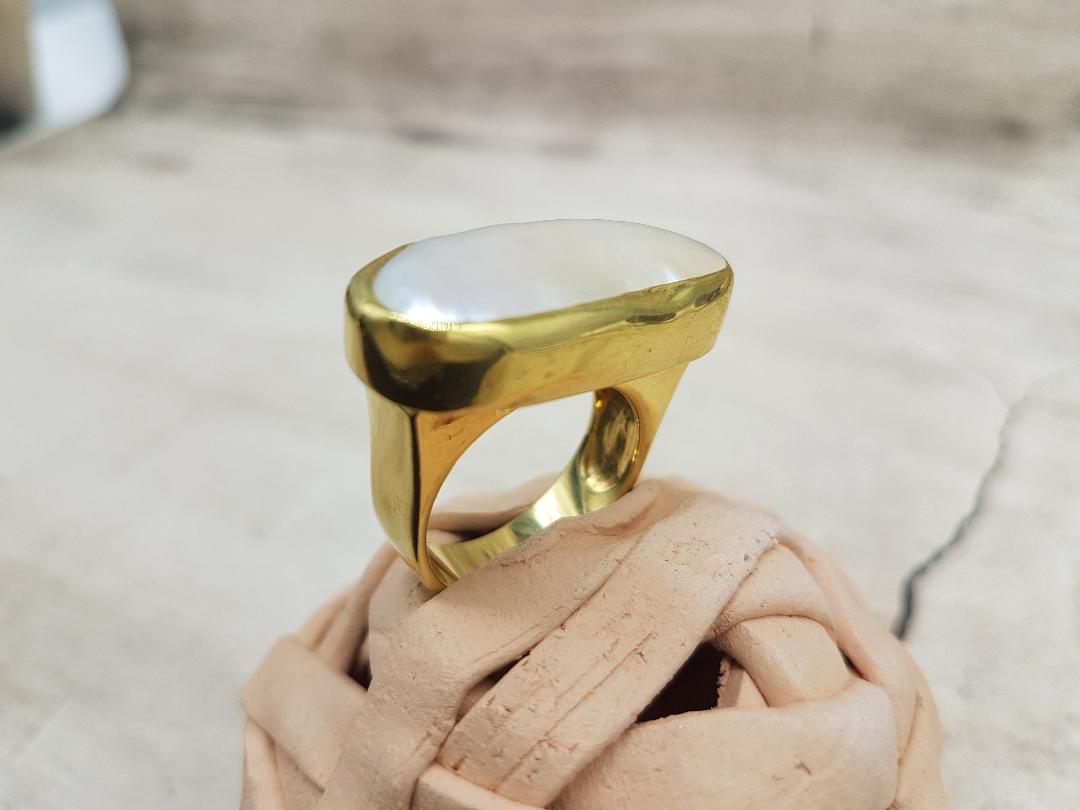 Χειροποίητο δαχτυλίδι από χρυσό Κ18 και φυσικό μαργαριτάρι Ταϊτής .

