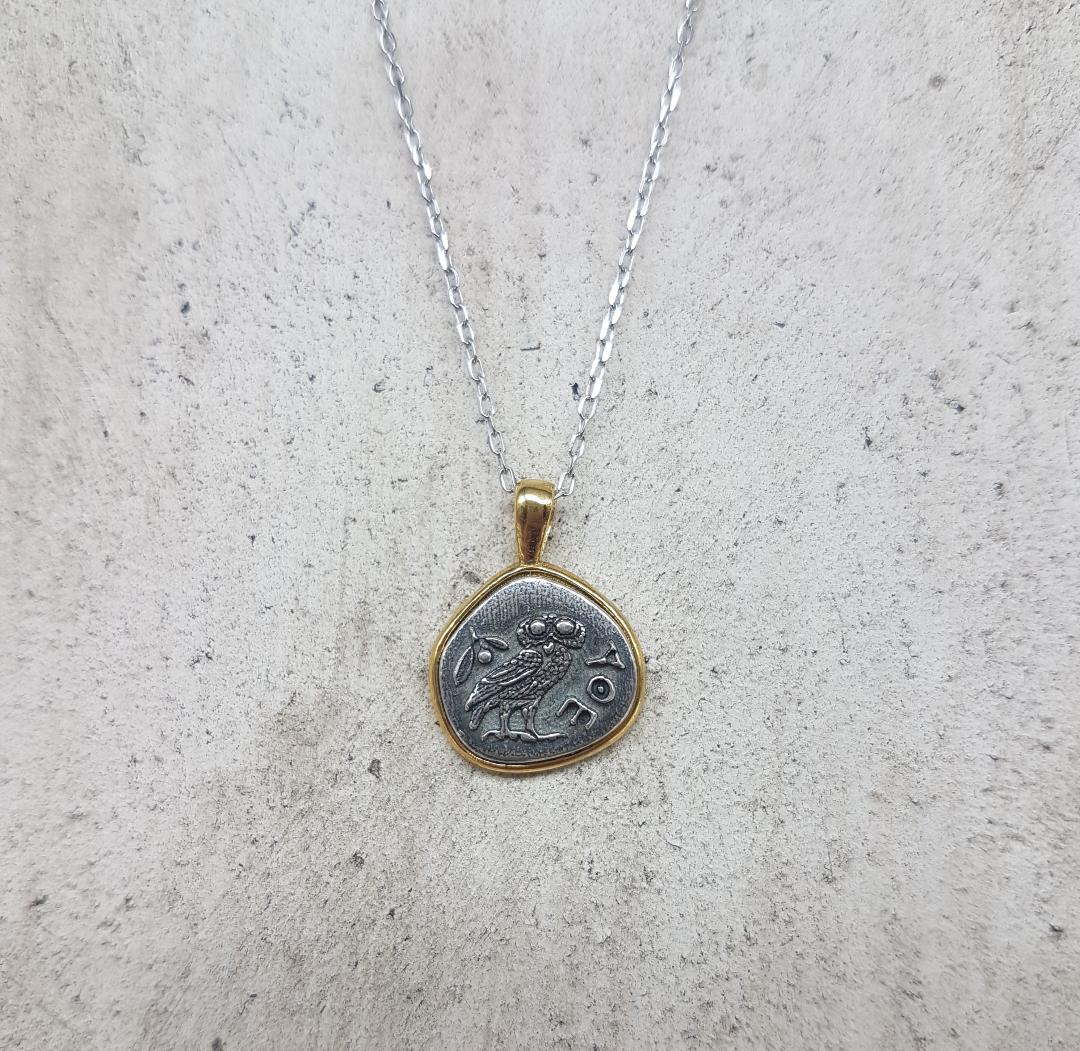 Χειροποίητο δίχρωμο μενταγιόν με αλυσίδα από ασήμι 925° με απεικονίσει την κουκουβάγια, το σύμβολο της θεάς Αθηνάς.