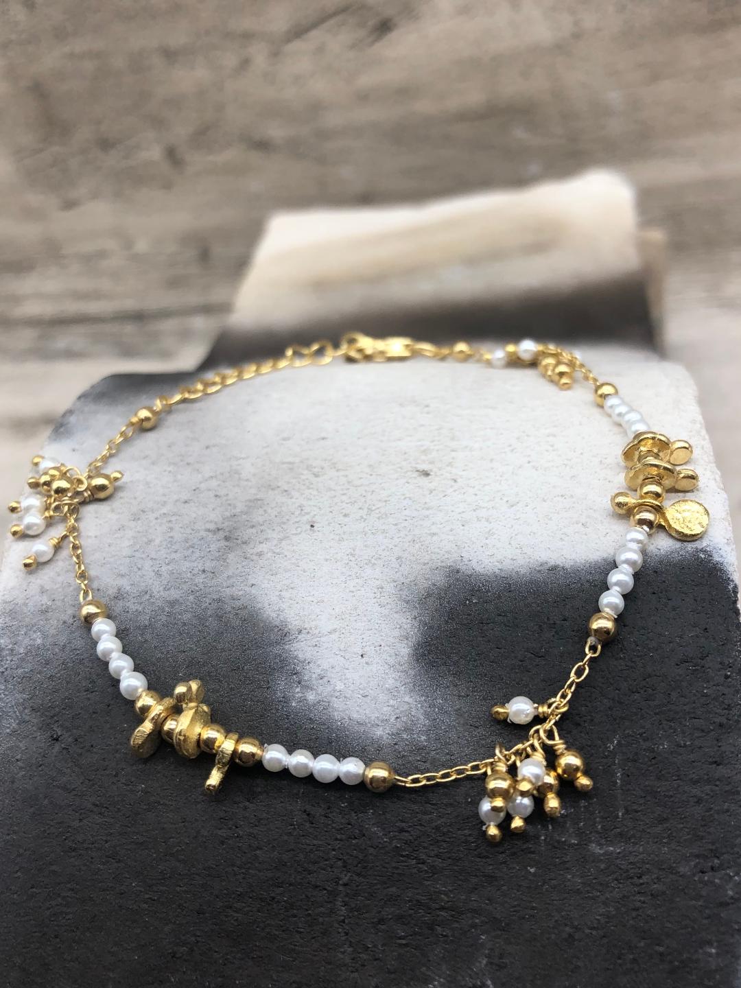 Γυναίκειο ασημένιο επίχρυσο βραχιόλι charms με λευκά φυσικά μαργαριτάρια 925°