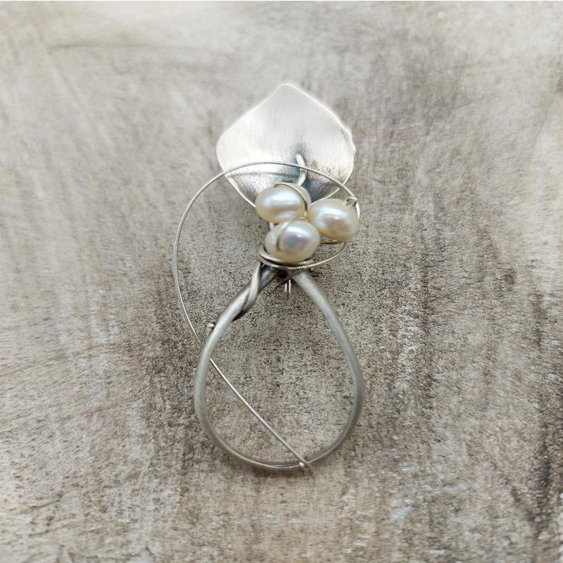Womens silver handmade Brooch 925 ° decorated with natural white Pearls.