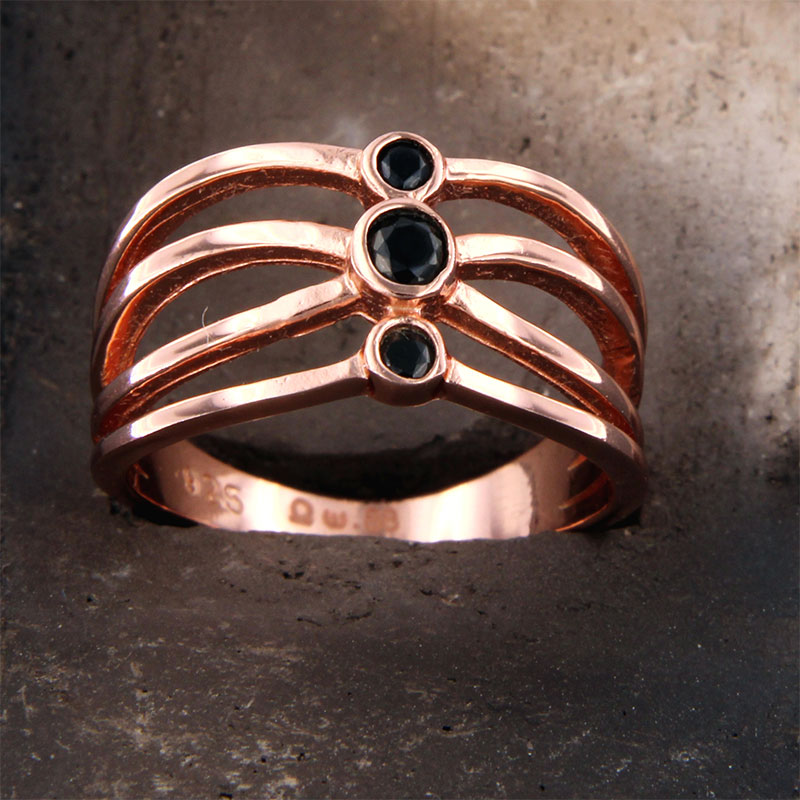 Γυναικείο ασημένιο επίχρυσο ροζ δακτυλίδι 925° διακοσμημένο με μαύρα ζιργκόν.