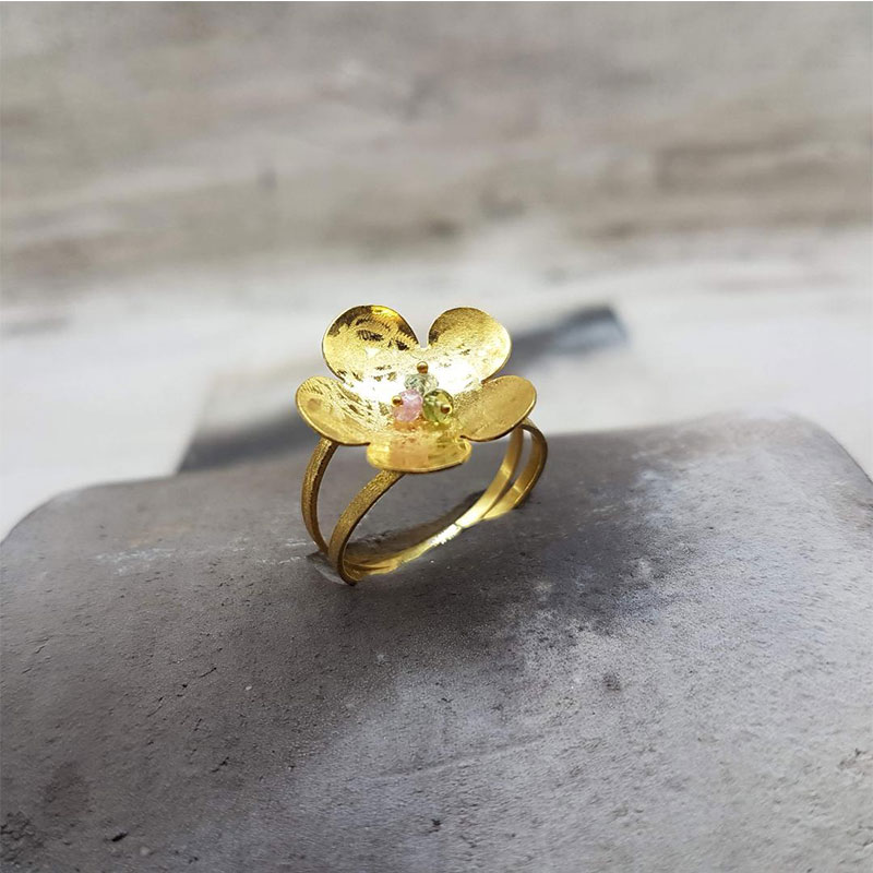 Χειροποίητο δαχτυλίδι από διαμανταρισμένο κίτρινο χρυσό Κ14 με φυσικές τουρμαλίνες.
