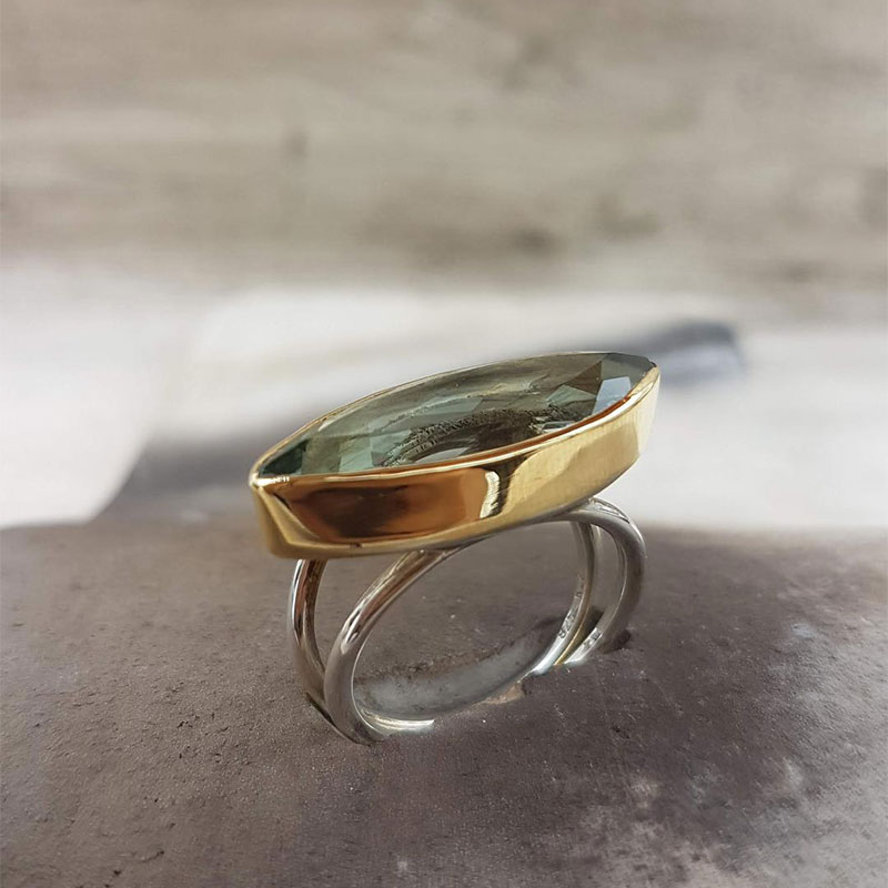 Γυναικείο χειροποίητο δαχτυλίδι από ασήμι 925°& κίτρινο χρυσό Κ18 με φυσικό πράσινο Αμέθυστο.
