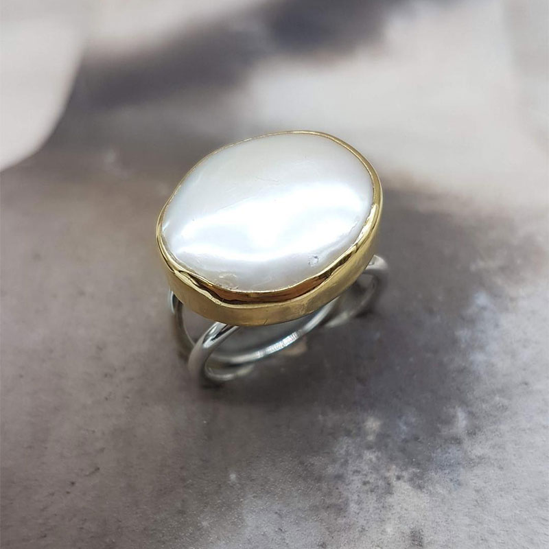 Γυναικείο χειροποίητο δαχτυλίδι από ασήμι 925° & κίτρινο χρυσό Κ18 με φυσικό ακατέργαστο Μαργαριτάρι.