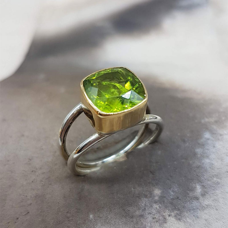 Γυναικείο χειροποίητο δαχτυλίδι από ασήμι 925° & κίτρινο χρυσό Κ18 με φυσικό πράσινο Περίδοτο. 