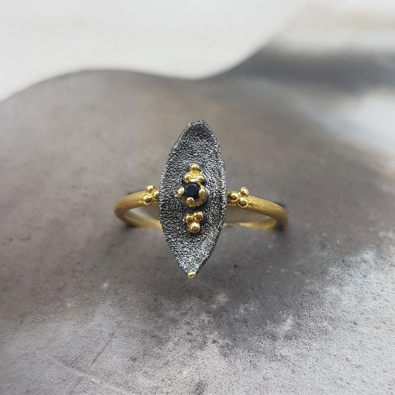 Χειροποίητο δαχτυλίδι από χρυσό Κ14 ,λεπτομέρειες από επίστρωση μαύρης πλατίνας και ζαφείρι 

