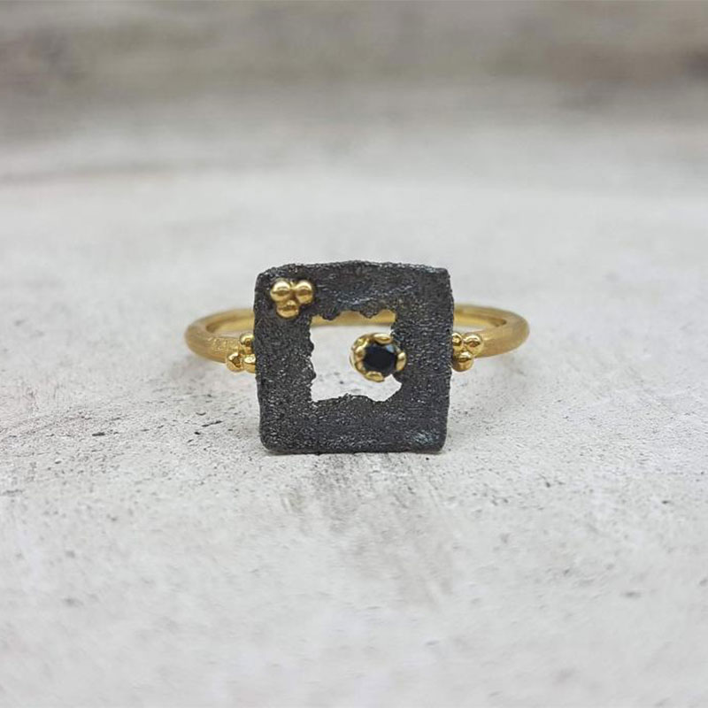 Χειροποίητο δαχτυλίδι από χρυσό Κ14 ,λεπτομέρειες από επίστρωση μαύρης πλατίνας και ζαφείρι 


