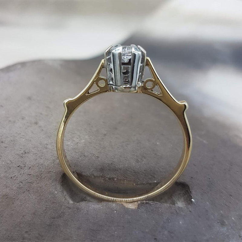 Γυναικείο μονόπετρο δαχτυλίδι από κίτρινο και λευκό χρυσό Κ14 διακοσμημένο με λευκό ζιργκόν.