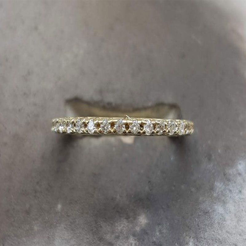 Γυναικείο δαχτυλίδι ολόσειρο από χρυσό Κ14 διακοσμημένο λευκά ζιργκόν. 