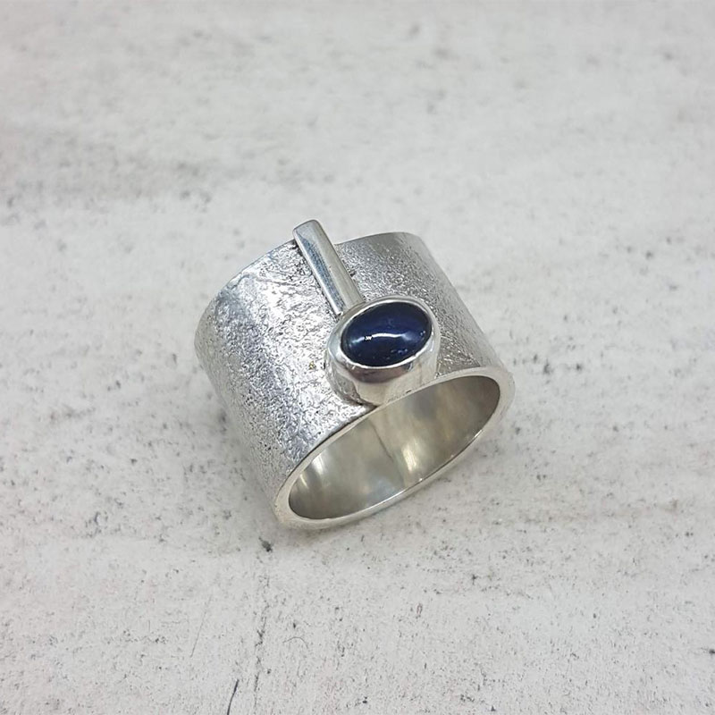 Γυναικείο χειροποίητο ασημένιο δακτυλίδι 925° Σεβαλιέ διακοσμημένο με φυσικό μπλε ζαφείρι. 