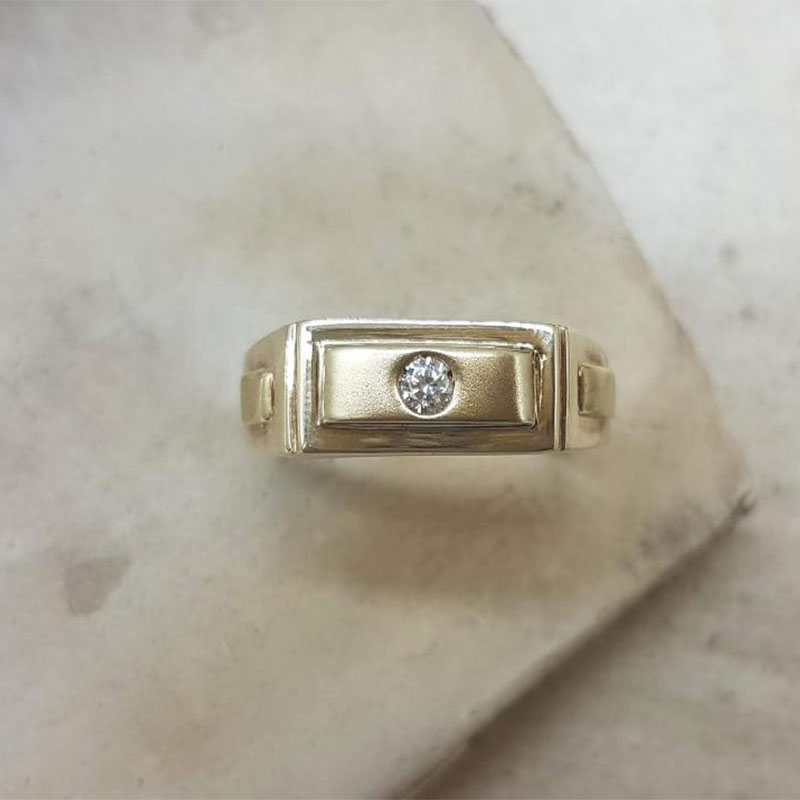 Ανδρικό δαχτυλίδι από χρυσό Κ14 με ειδική ματ επεξεργασία διαμανταρίσματος και λευκό ζιργκόν. 