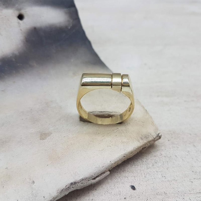 Ανδρικό δαχτυλίδι από χρυσό Κ14 με λουστρέ επιφάνειες.