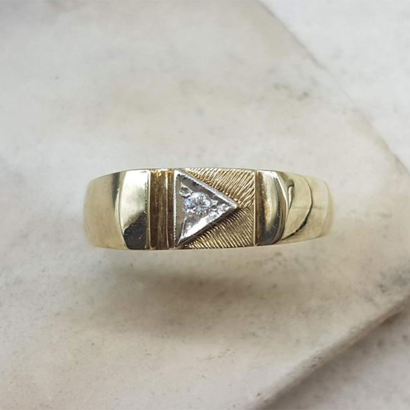 Ανδρικό δίχρωμο δαχτυλίδι από χρυσό Κ14, λευκό χρυσό Κ14 με ειδική επεξεργασία χαρακτικής και λευκό ζιργκόν. 