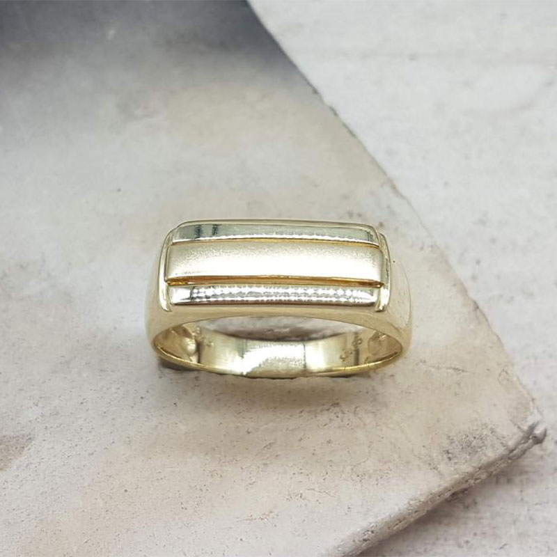 Ανδρικό δαχτυλίδι από χρυσό Κ14 με ειδική ματ επεξεργασία αμμοβολής.
