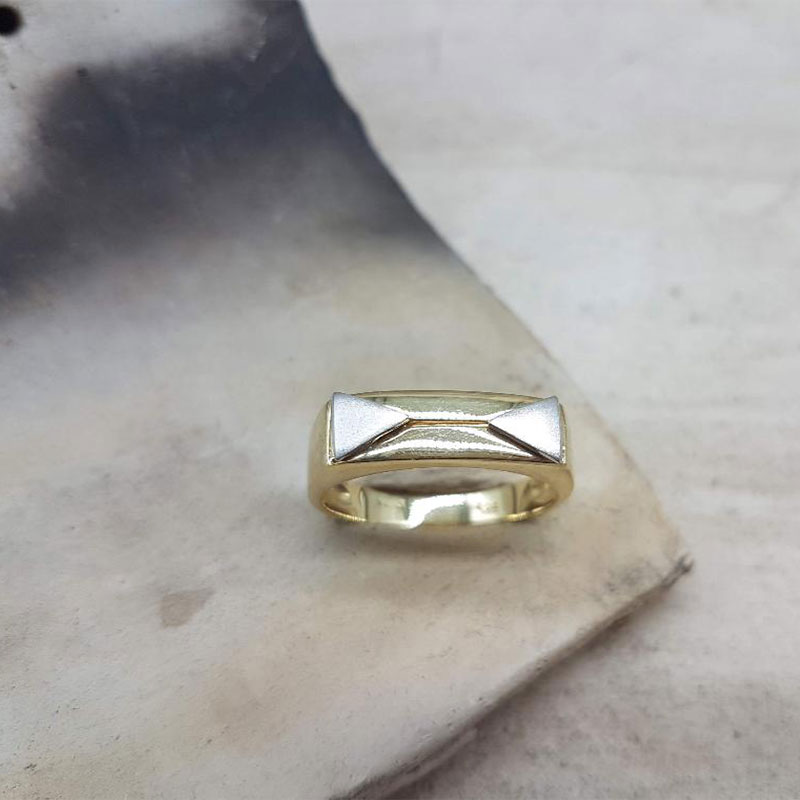 Ανδρικό δίχρωμο δαχτυλίδι από χρυσό Κ14 και λευκό χρυσό Κ14 με ειδική ματ επεξεργασία αμμοβολής. 