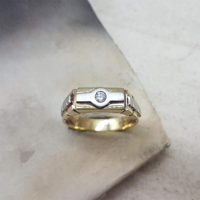 Aνδρικό δίχρωμο δαχτυλίδι από χρυσό Κ14, λευκό χρυσό Κ14 με ειδική επεξεργασία ματ αμμοβολής και λευκό ζιργκόν. 