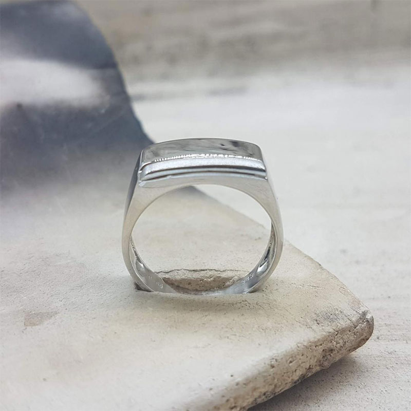 Aνδρικό δαχτυλίδι από λευκό χρυσό Κ14 με ειδική ματ επεξεργασία διαμανταρίσματος.