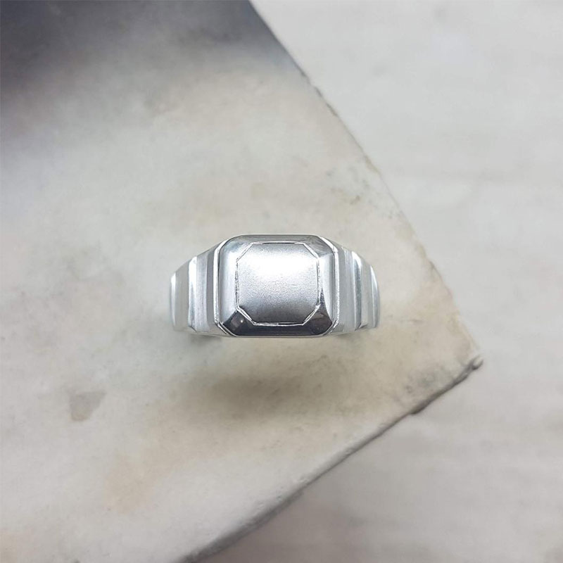 Aνδρικό δαχτυλίδι από λευκό χρυσό Κ14 με ειδική ματ επεξεργασία αμμοβολής.