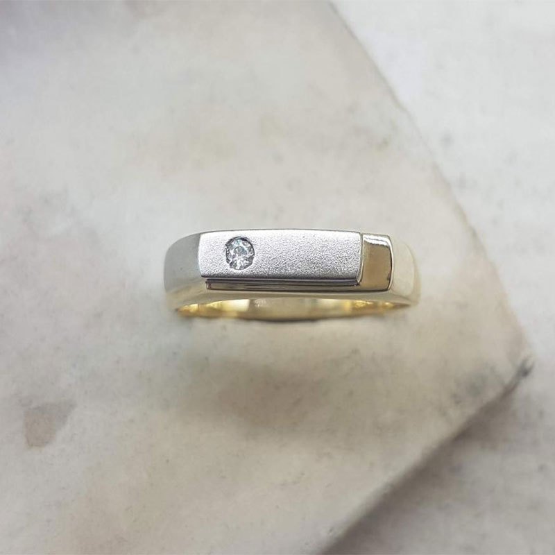Aνδρικό δίχρωμο δαχτυλίδι από χρυσό Κ14, λευκό χρυσό Κ14 με ειδική επεξεργασία αμμοβολής και λευκό ζιργκόν. 