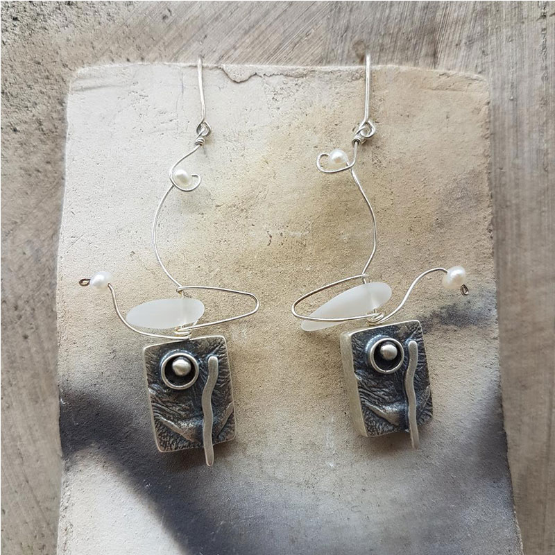 Womens handmade earrings made of 925 ° silver with black patina and natural Mountain Crystal with Pearls.