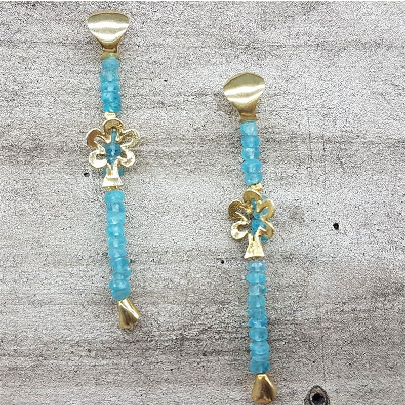 Γυναικεία χειροποίητα επίχρυσα σκουλαρίκια  από ασήμι 925° με φυσικές γαλάζιες Ακουαμαρίνες.