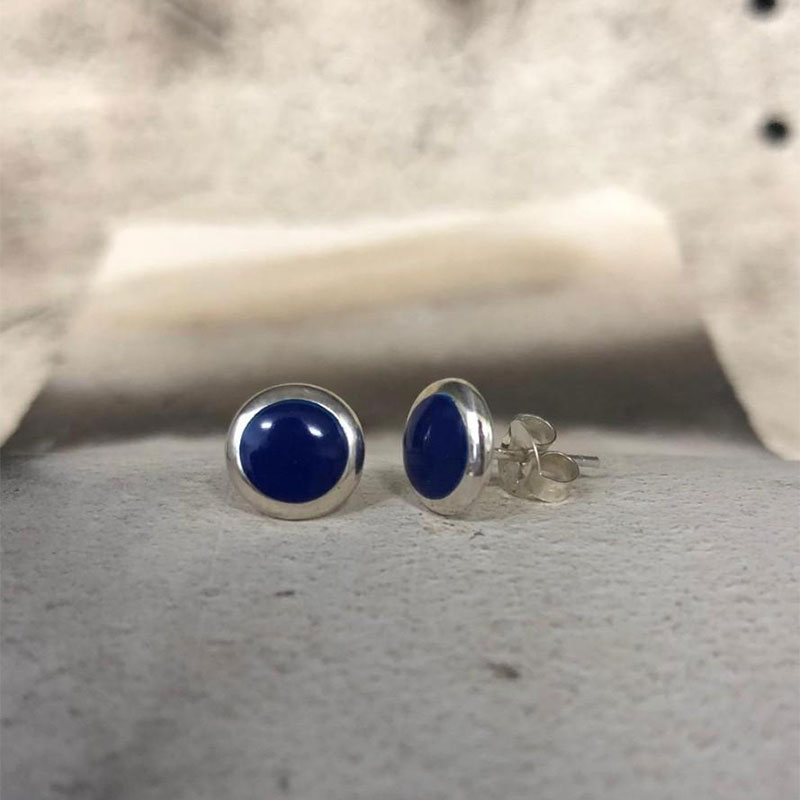 Womens silver handmade earrings 925 ° decorated with lapis lazuli stones.