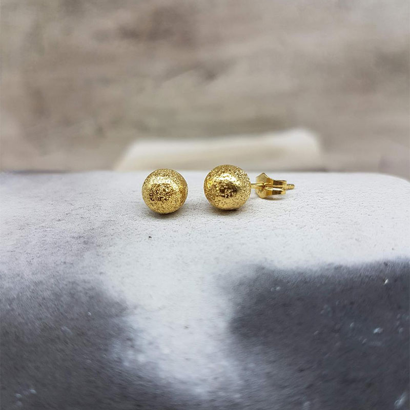 Γυναικεία χρυσά σκουλαρίκια φούσκες Κ9 με διαμανταρισμένο φινίρισμα.