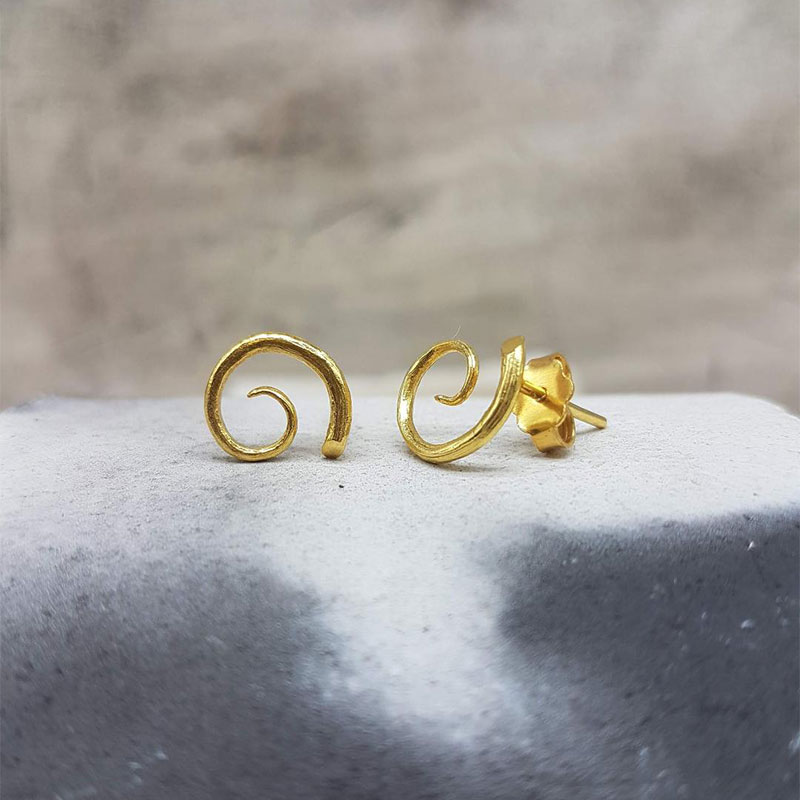 Womens handmade gold earrings K14.