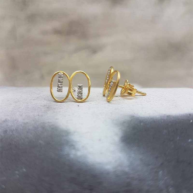 Γυναικεία χειροποίητα χρυσά σκουλαρίκια Κ14 σε σχήμα διπλό οβάλ διακοσμημένα με λευκά ζιργκόν.