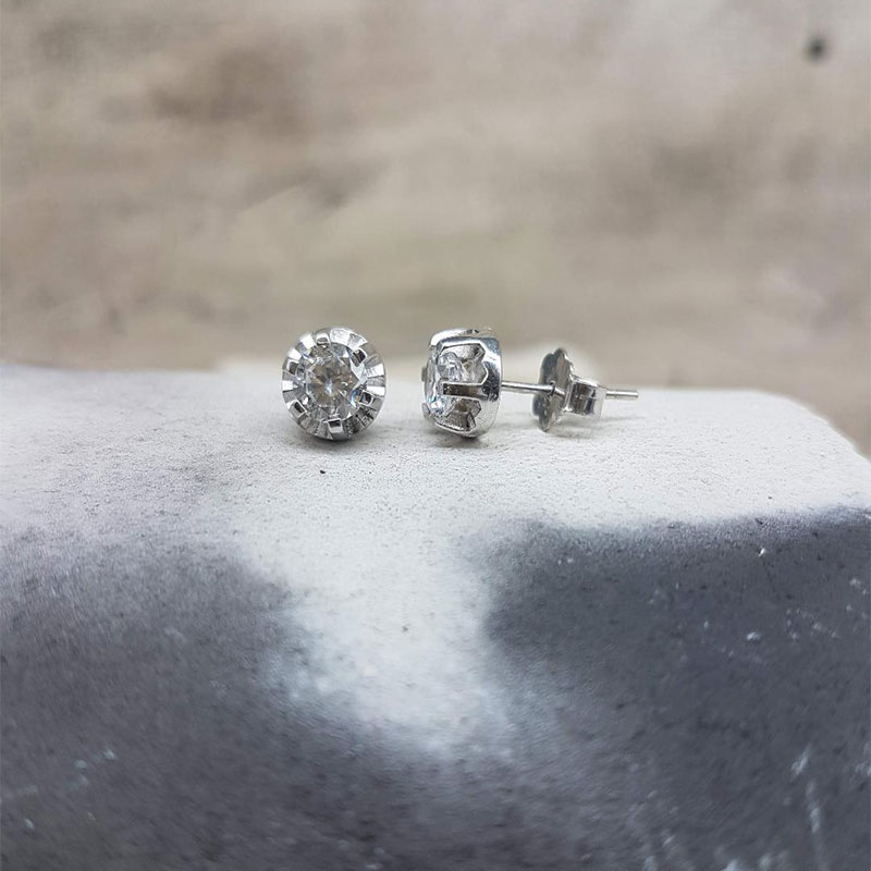 Womens white gold single stone earrings K14 decorated with white zircons.