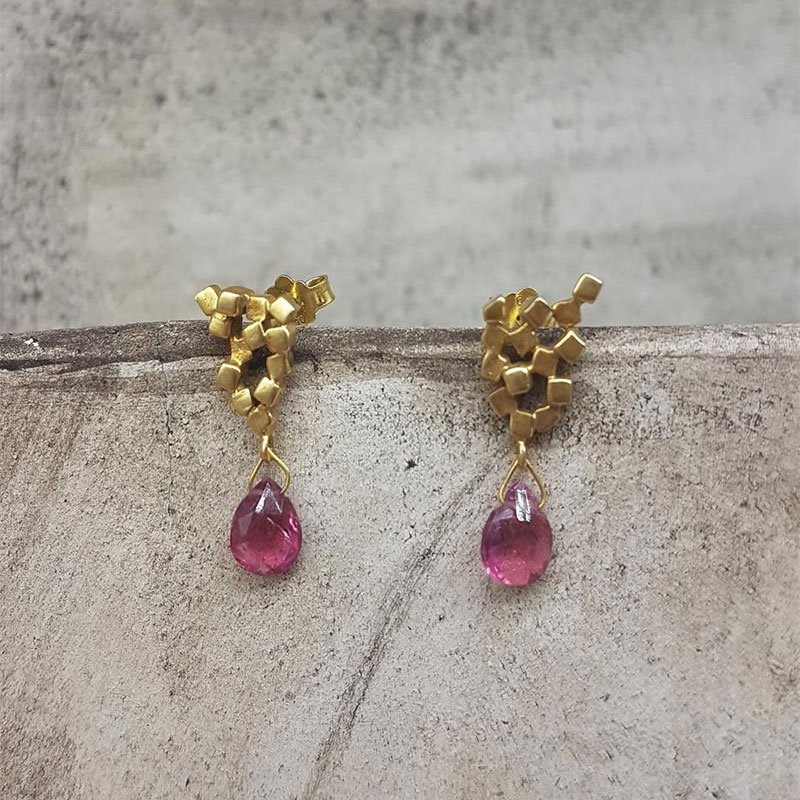 Γυναικεία χειροποίητα χρυσά σκουλαρίκια Κ18 διακοσμημένα με ροζ φυσικές Τουρμαλίνες.