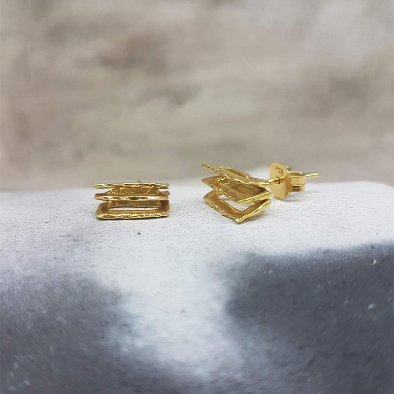 Γυναικεία χειροποίητα χρυσά σκουλαρίκια Κ18 με ειδική επεξεργασία διαμανταρίσματος.