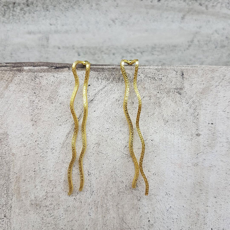Γυναικεία χειροποίητα χρυσά σκουλαρίκια Κ18 διακοσμημένα με ειδική επεξεργασία διαμανταρίσματος.