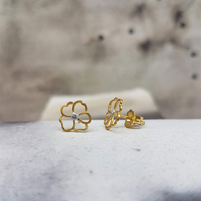 Childrens earrings handmade gold bicolor K14 in the shape of a flower.