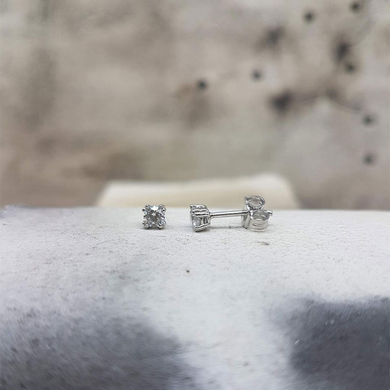Childrens white gold earrings K9 in square shape decorated with white zircons.