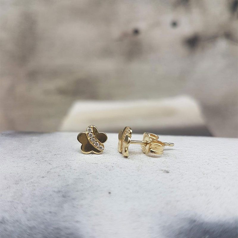 K14 gold earrings for children in the shape of a flower decorated with white zircons.