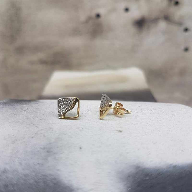 Childrens gold earrings K14 in square shape decorated with white zircons.