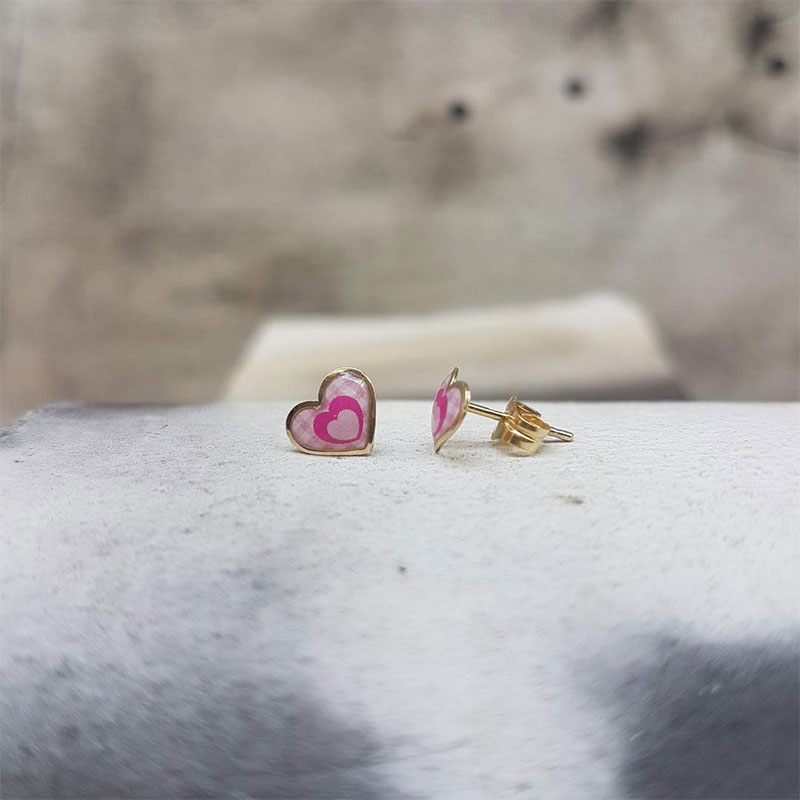 Childrens gold earrings K9 in the shape of a heart decorated with pink enamel.
