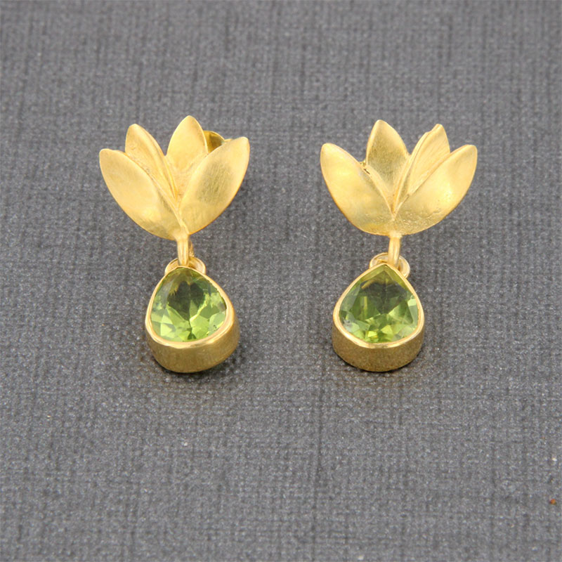 Γυναικεία χειροποίητα επίχρυσα ασημένια σκουλαρίκια σε σχήμα Τουλίπας 925 διακοσμημένα με φυσικά πράσινα Περίδοτα.