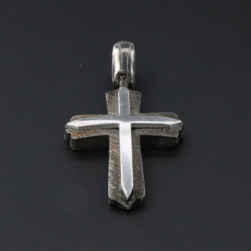 Mens handmade silver Cross 925 ° with special diamond treatment, black platinum and glossy white surface.