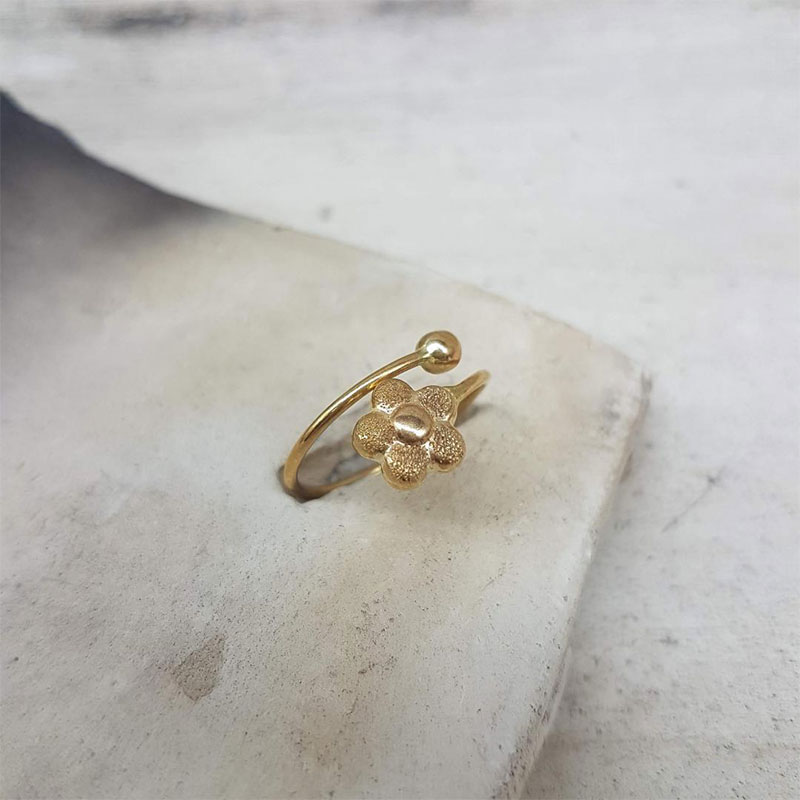 Childrens gold ring K14 in the shape of a flower decorated with diamond surfaces.