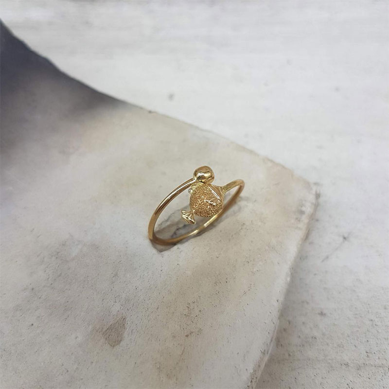 Childrens gold ring K14 in the shape of a fish decorated with diamond surfaces.