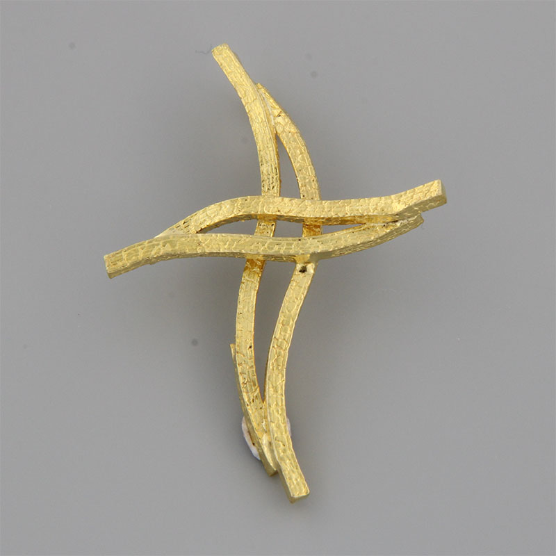 Γυναικείος χειροποίητος Σταυρός από κίτρινο χρυσό Κ18 με ειδική επεξεργασία χαρακτικής.
