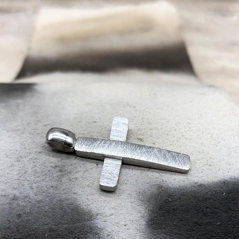 Mens handmade silver Cross 925 ° with special diamond treatment and polished ring.