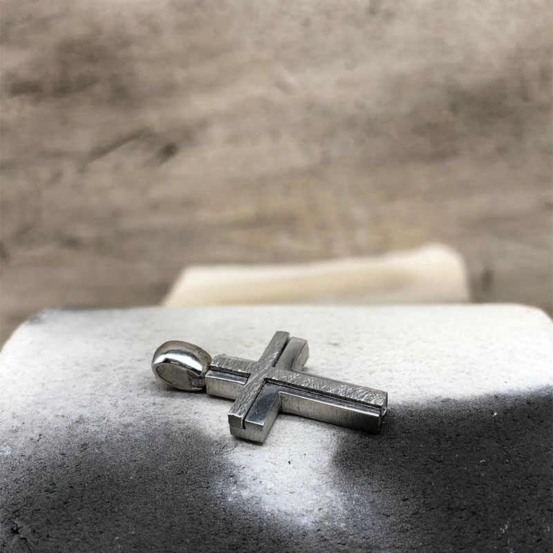 Mens handmade silver Cross 925 ° with special diamond treatment and polished surface.