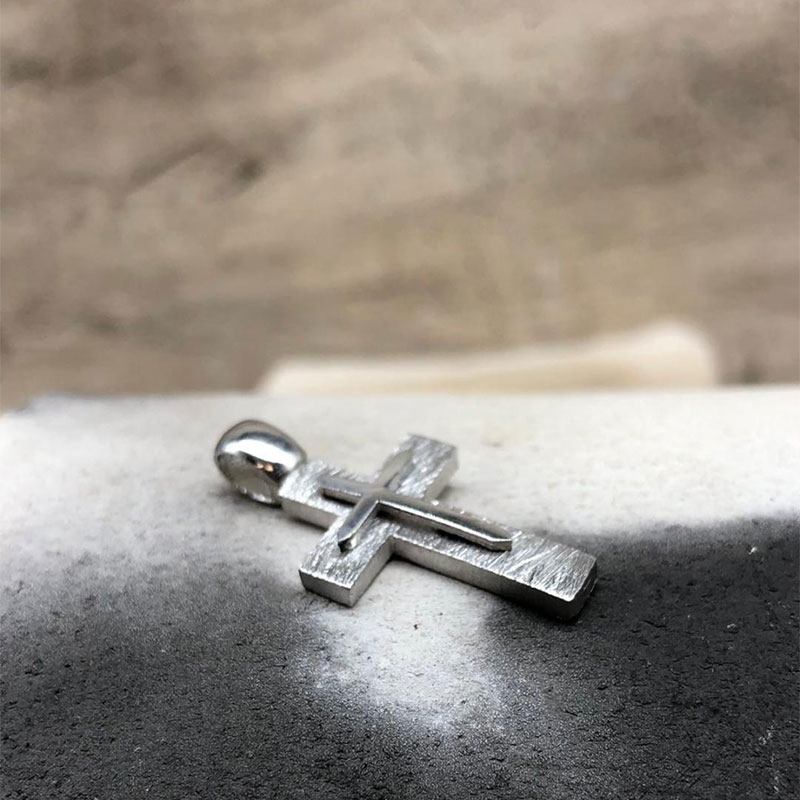 Mens handmade silver Cross 925 ° with special diamond treatment and polished ring.