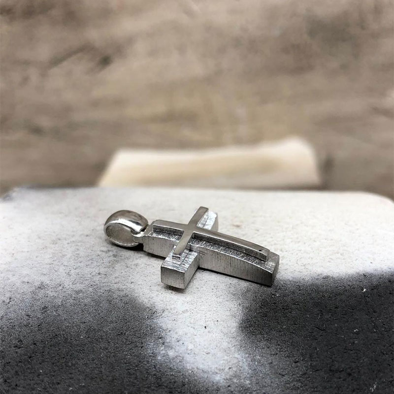 Mens handmade silver Cross 925 ° with special diamond treatment and polished ring.