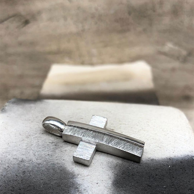 Mens handmade silver Cross 925 ° with special diamond treatment and polished surface.