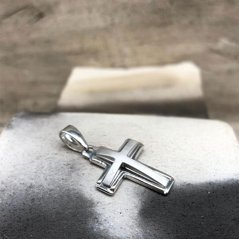 Mens Silver Cross 925 ° with matte finish.